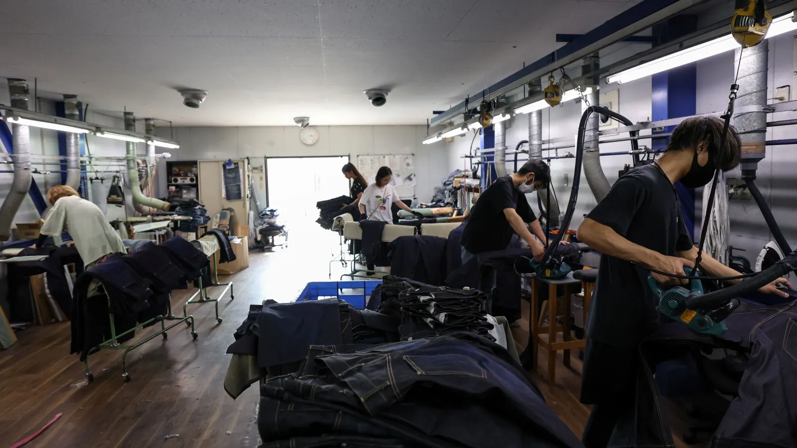a-strategic-pivot-in-fashion-sourcing-brands-consolidate-amidst-global-uncertainty