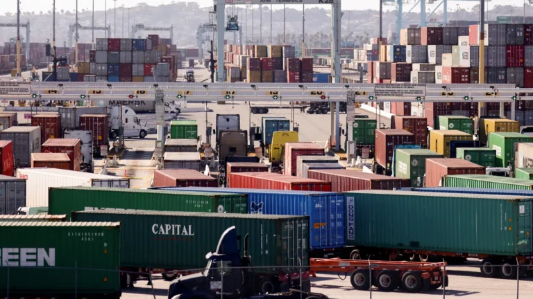 global-trade-crossroads-shifting-tides-and-strategic-maneuvers-redefine-ocean-shipping-seasonality