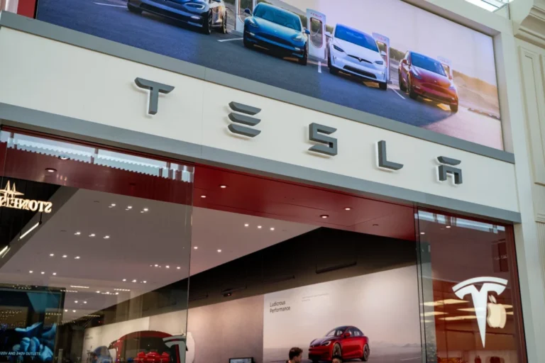 the-green-giants-new-benchmark-analyzing-teslas-strategic-pivot-to-a-2040-net-zero-commitment