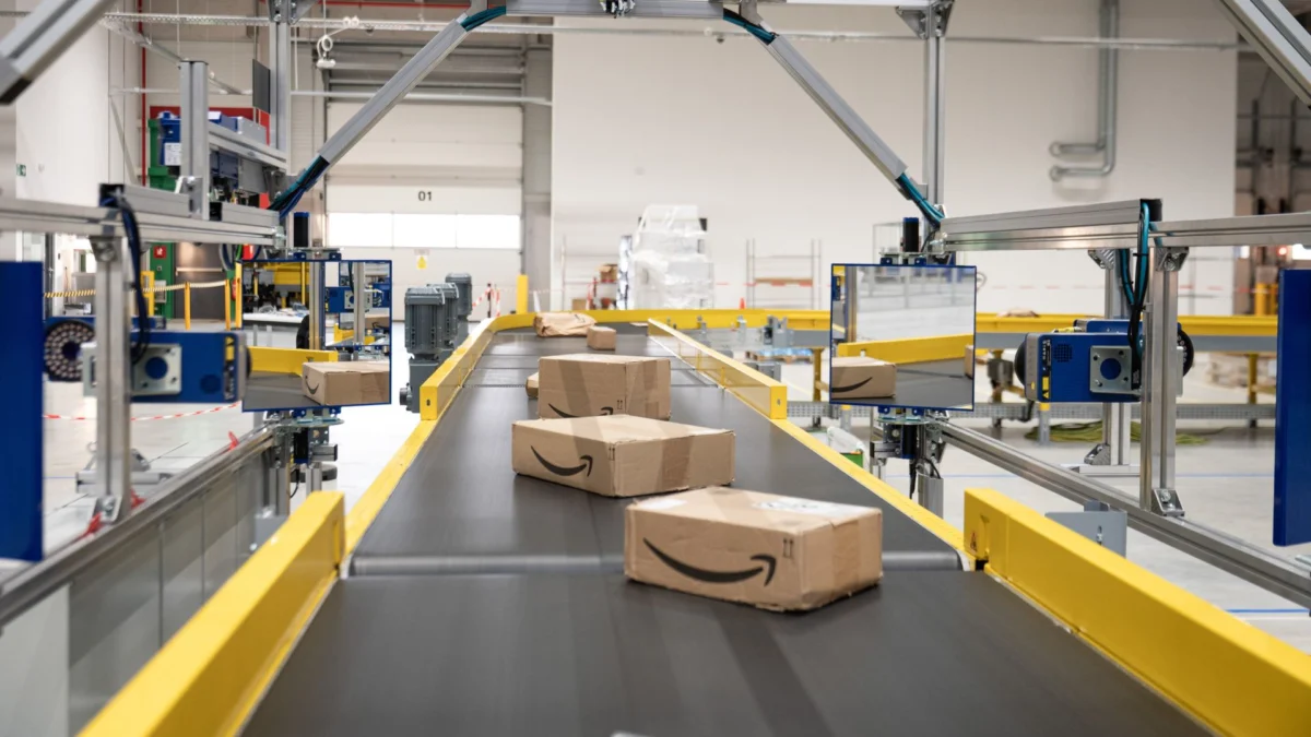 amazons-logistics-revolution-inside-the-high-speed-fulfillment-engine-driving-q2-growth