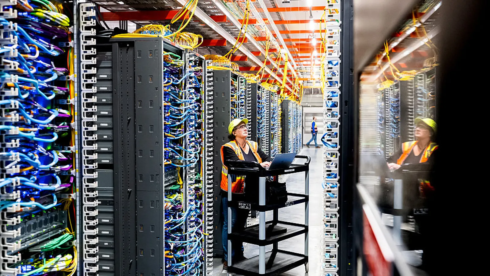 dell-navigates-ai-boom-with-strategic-supply-chain-pivot-boosting-fiscal-outlook