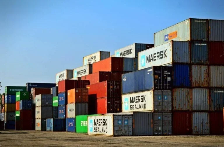 strategic-recalibration-maersk-and-hapag-lloyd-expand-suez-canal-operations-amid-persistent-red-sea-volatility