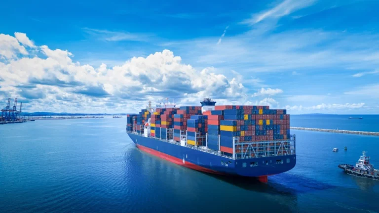 Stern,View,Of,Cargo,Container,Ship,Carrying,Container,And,Running