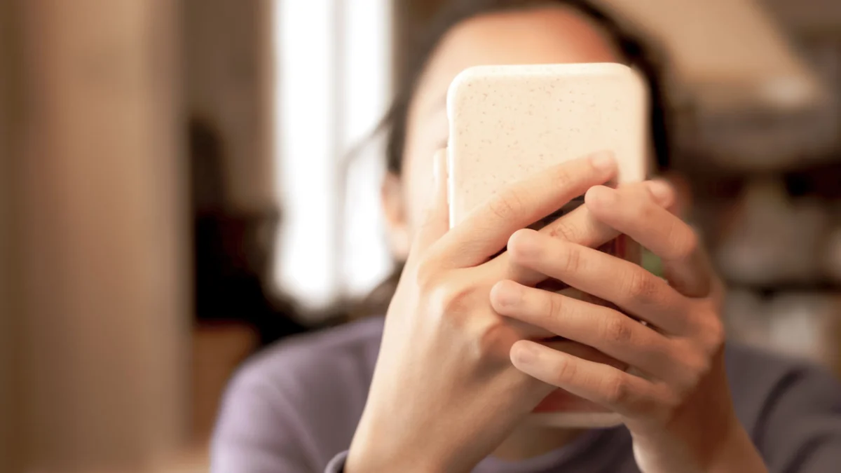 the-digital-tether-why-half-of-americans-feel-overwhelmed-by-their-smartphones