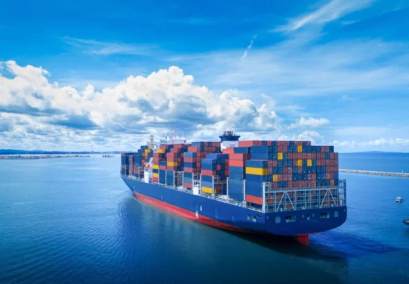 Stern,View,Of,Cargo,Container,Ship,Carrying,Container,And,Running